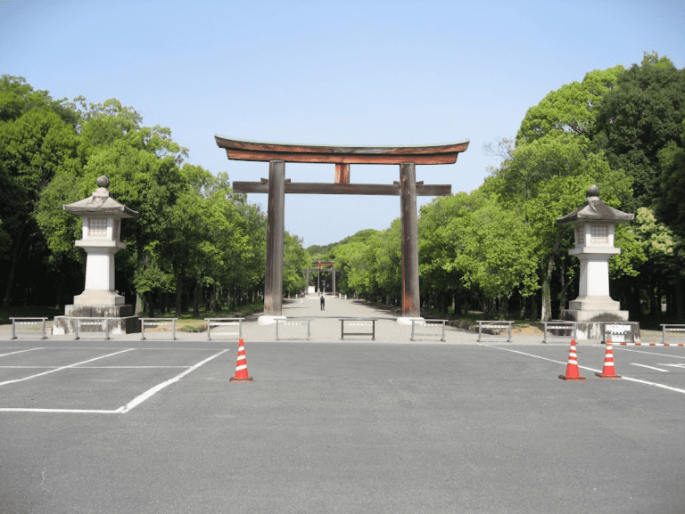 神社の鳥居：日本の神聖な門の由来と魅力